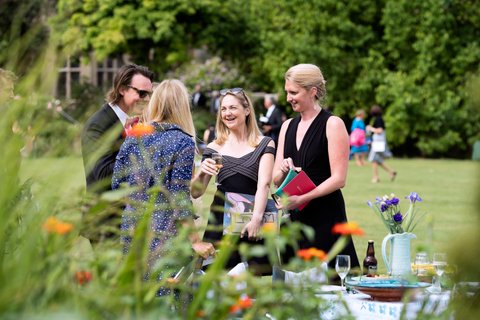 Glyndebourne Festivalbesucher im Garten