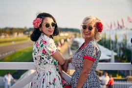 Goodwood Revival 2 Frauen im Officers Club