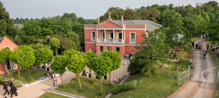 Opernhaus mit Vorplatz Longborough Festival Opera