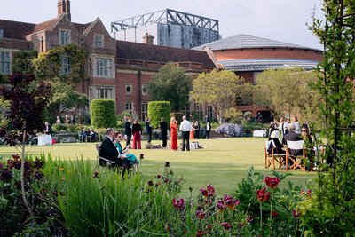 Glyndebourne Besucher im Garten mit Opernhaus