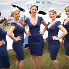 Goodwood Revival 5 Frauen in blauen Kleidern