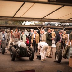 Goodwood Revival Oldtimer vor einer Werkstatt