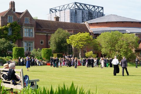 Glyndebourne Festival Besucher im Garten mit Opernhaus