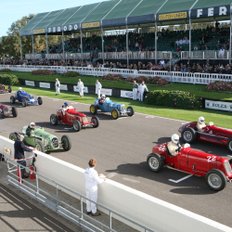 Goodwood Revival Oldtimer warten auf den Rennstart