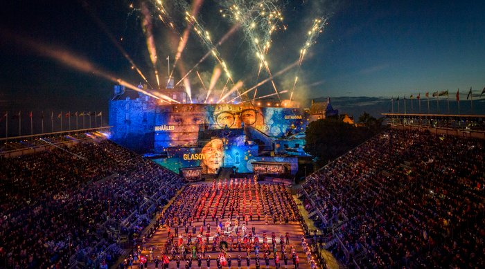 Lichtershow und Feuerwerk Tattoo Edinburgh