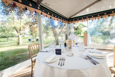 Marquee mit Tisch Grange Park Opera