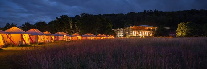 Beleuchtete Marquess im Garten des Festivalgeländes